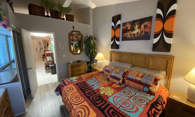 Paradise Lakes Condo | Explore Freaky Tiki: Retro Condo with Lake View & Kitchen