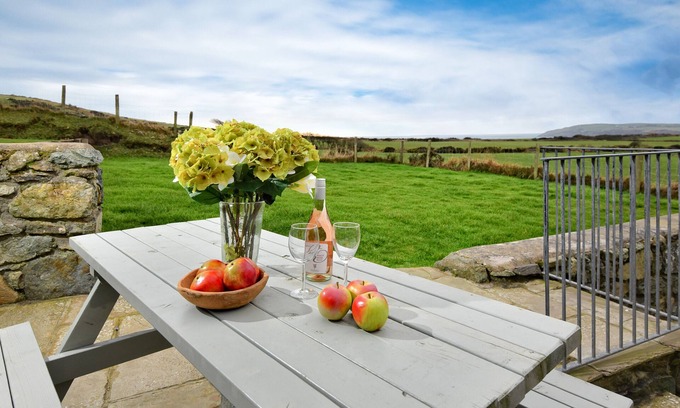 Garn Fadryn House | Geufron Barn: Family-Friendly Four Bedroom Retreat
