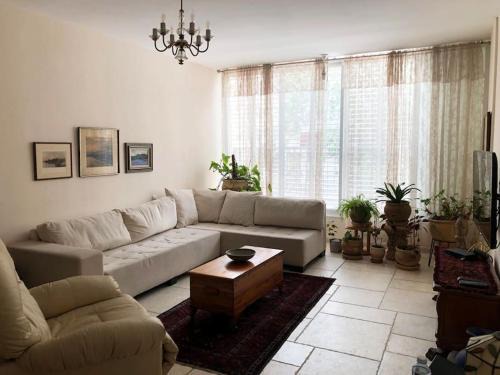 Kerem HaTeimanim Apartment | Vintage Flat Just Steps from the Beach - Family Friendly Stay