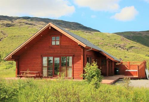 Haukadalur House | Geysir - Modern Log Cabin with Ocean View & Hot Tub