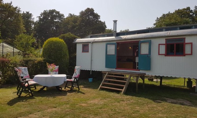 Oostvoorne House | Cozy Pipowagen Retreat in Oostvoorne - Child Friendly Stay