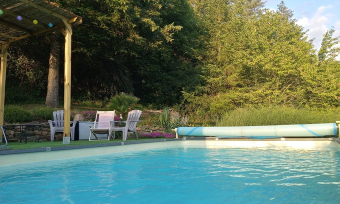Saint-Just-sur-Viaur House | Cozy Family Retreat with Scenic Views and Great Amenities