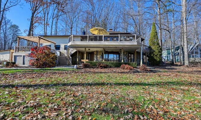Bumpass House | Discover GG's Lakehouse: Pet-Friendly Retreat with Hot Tub