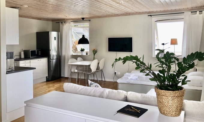 Askim Apartment | GG Village - Walk in the fortest and enjoy the sunset from your terrace.