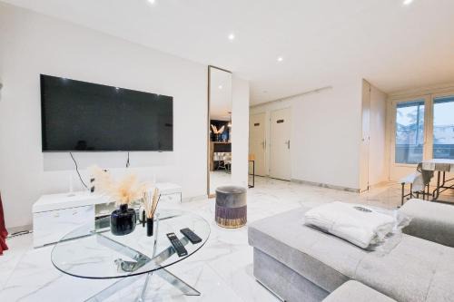 Saint-Martin-d'Heres Apartment | Experience Comfort at GH Butler's Monochrome Hotel
