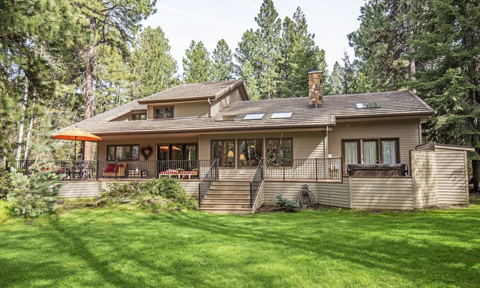 Black Butte Ranch House | Serene Retreat with Hot Tub & Spacious Yard for Families