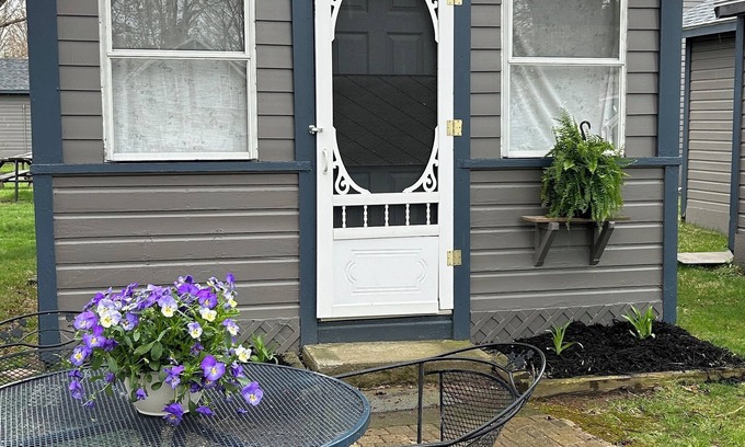 Geneva-on-the-Lake Cottage | Gia Cottage: Vintage Comfort with Pool Access & Full Kitchen