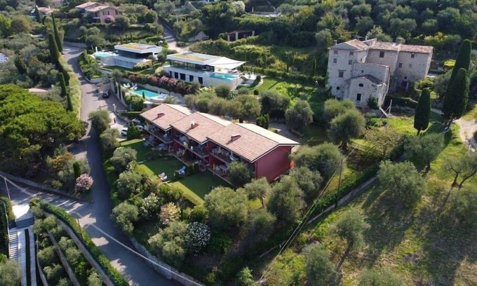 Frader Apartment | Scenic Gianni Retreat: 3 Bedrooms with Balcony & Lake View