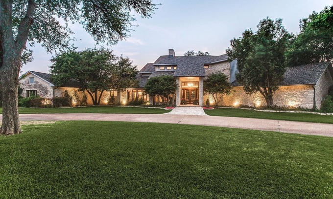 Prosper House | Charming Getaway: Giant House near Frisco with Pool & Spa