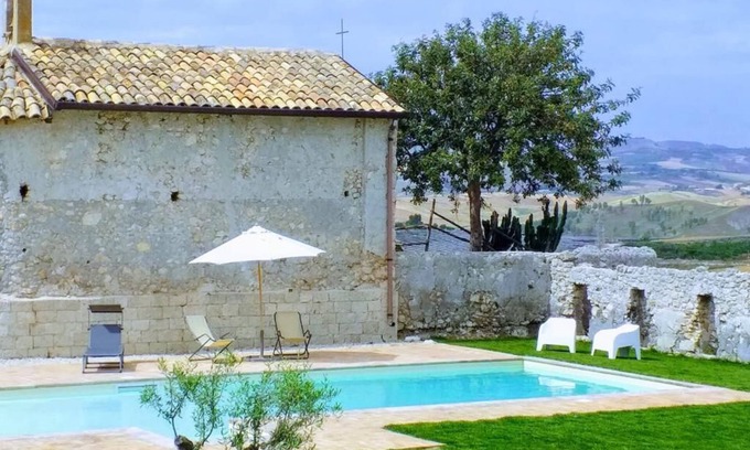 Naro House | Cozy Retreat at Gibbesi Country Farm with Pool Access