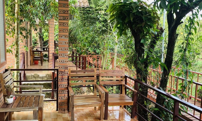 Quan Tom House | Gibbon Singing Homestay: Guest Rated 9.6 with Pool & Dining