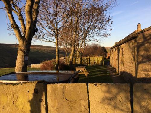 Hebden Bridge House | Gibraltar Farm Cottage: Pet-Friendly Retreat with Hot Tub