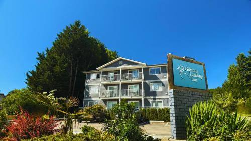 Gibsons Hotel | Discover Gibsons Landing Inn: Family-Friendly Retreat