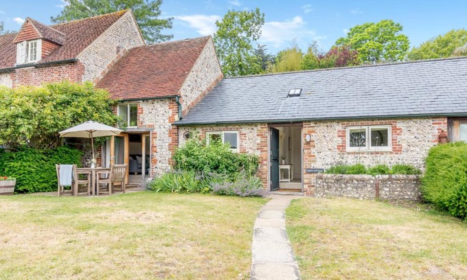 East Dean and Friston House | Giddy Cottage: Pet-Friendly Retreat with Breakfast Included
