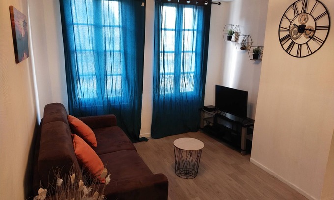 Poilly-lez-Gien House | Family-Friendly Retreat Near Gien Bridge with Kitchen Access