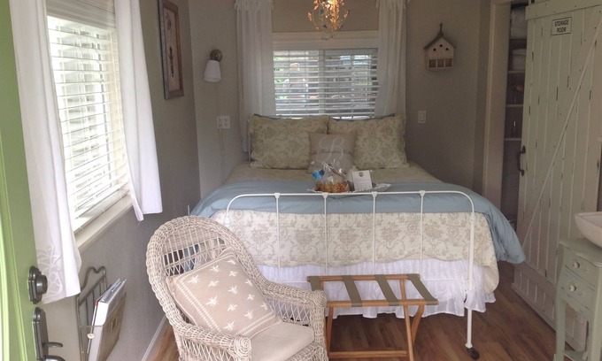 Artondale Cottage | Welcoming Beekeepers Cottage: Ideal for Traveling Nurses