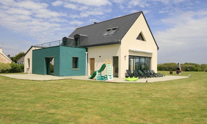 Moelan-sur-Mer Villa | Discover Pet-Friendly Joy at Gil Hotel with Pool & Hot Tub