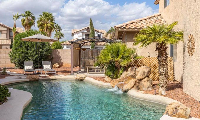 Gilbert House | Discover Comfort at Gilbert Douglas Hotel with Pool & Breakfast