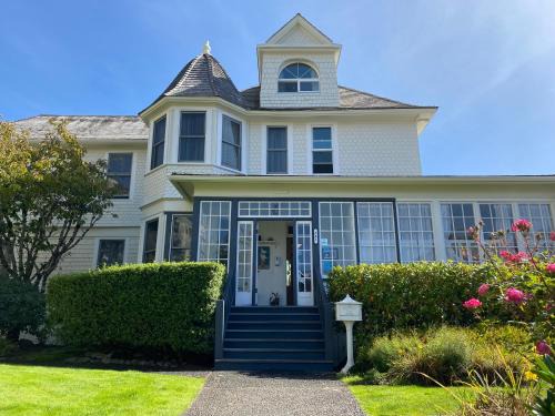 Seaside Hotel | Pet-Friendly Gilbert Inn Seaside with Breakfast and Dining