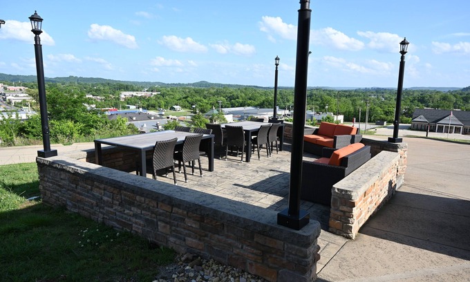 Pulaski Hotel | Giles Hotel Inn & Suites: Guest Rated 9.8 with Family Amenities