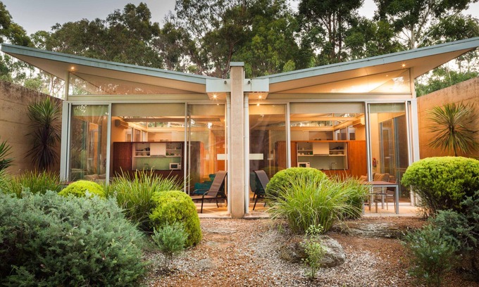 Gracetown House | Relaxing Gilgara Retreat with Spa & Breakfast Amenities