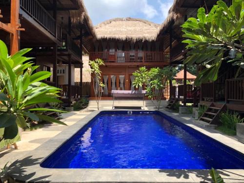 Gili Trawangan House | Oceanfront Gili Desa: Pet-Friendly with Pool & Breakfast