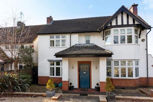 Aylestone House | Discover Gilmoreton House: Family-Friendly & Breakfast Included