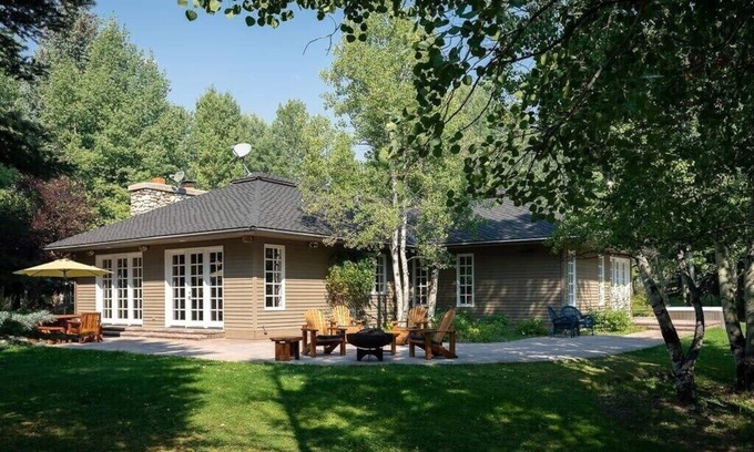 Sun Valley House | Family-Friendly Gimlet Home with Hot Tub Near Ski Lift