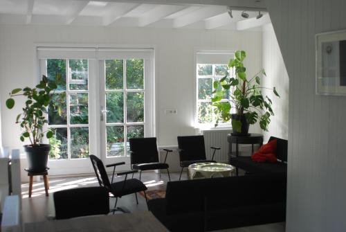 Sloterdijk Bed & Breakfast | Experience Gina's Garden House: Family-Friendly Retreat