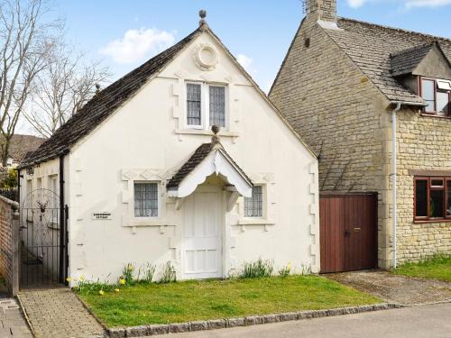 Fairford House | Cozy Gingerbread Cottage: Pet-Friendly Family Retreat