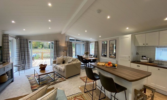 Ryther Apartment | Indulge at Gingerlily Lodge: Hot Tub & Spa Retreat