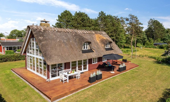 Faldsled House | Ginnie: Oceanfront Retreat with Spa and Perfect Reviews