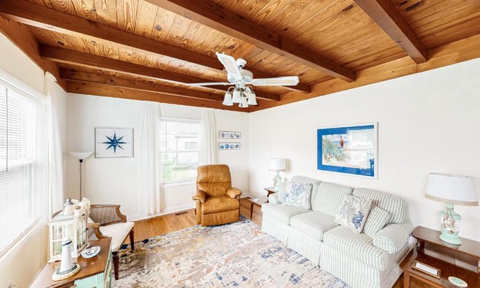 Long Beach House | Cozy Ginny's Coastal Cottage: Family-Friendly Retreat