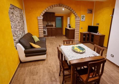 Ateleta Apartment | Ginsan's House: Family-Friendly Retreat with Hot Tub