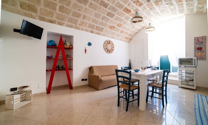 Centro Storico Apartment | Gioia Casa Vacanze: Family-Friendly Apartment for 4