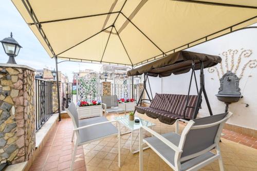 Quartieri Spagnoli House | Elegant Giordano Suite Center: Pet & Child Friendly Retreat