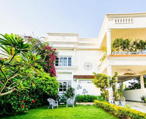 Bhopal House | Elegant Giovanni Suites: Pet-Friendly with Spa & Dining