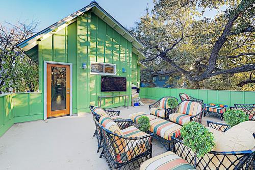 Bouldin House | Family-Friendly Giraffic Park: Your Ideal Getaway Awaits
