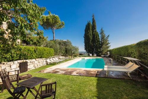 Castel San Gimignano Apartment | Girasole: Pet-Friendly Oceanfront Retreat with Pool Access