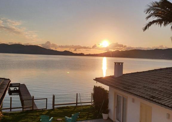 Lagoa da Conceicao House | Welcoming Girassóis da Lagoa - Guesthouse with Ocean Views