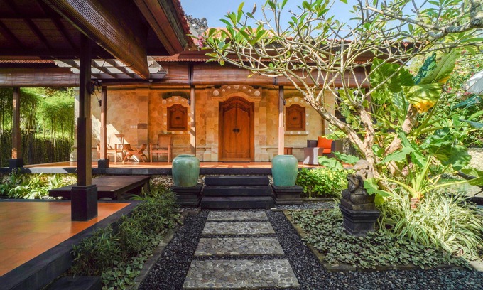 Mumbul Villa | Relax at Giri Bhagawan Villas Spa with Pool & Breakfast