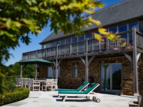 Totnes House | Discover Gitcombe Retreat: 5-Star Oasis with Private Pool