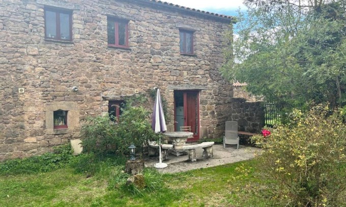 Avene House | Cozy Gite Écureuil with Ocean Views for Up to 3 Guests