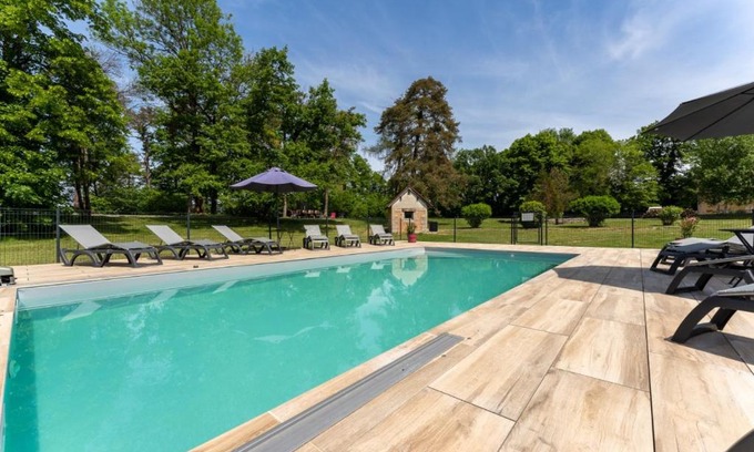 La Chatelaine Apartment | Discover Gite 2 pièces: Poolside Retreat Near Parc des Chamois