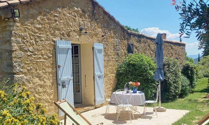 Suzette House | Cozy Gite for 3: Pet-Friendly with Kitchen & Breakfast
