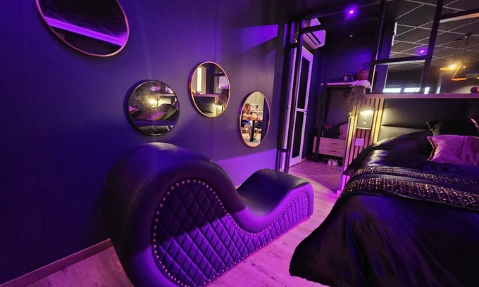 Dommartin-la-Chaussee House | Intimate Love Room with Hot Tub & Kitchen Amenities