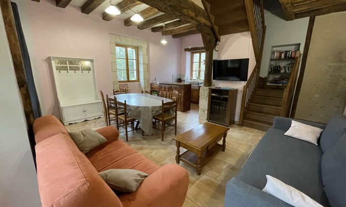 Chedigny House | Gîte 4* "Les Lys": Family-Friendly Retreat with Pool