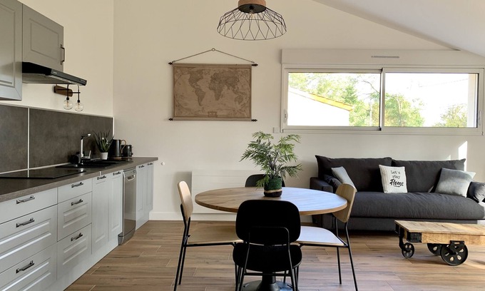 Grosbreuil House | Cozy Gîte with Enclosed Garden, Steps from the Beach