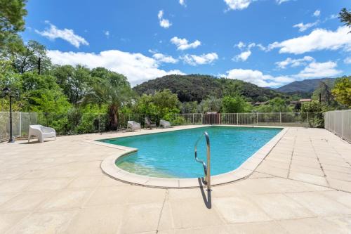 Reynes House | Cozy Gite for 4-6 Guests with Pool and Pet-Friendly Options
