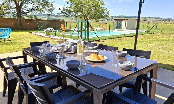 Bergerac House | Charming Gîte for 8 in Beautiful Bergerac with Pool